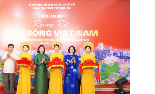 Triển lãm ảnh “Rạng rỡ non sông Việt Nam”